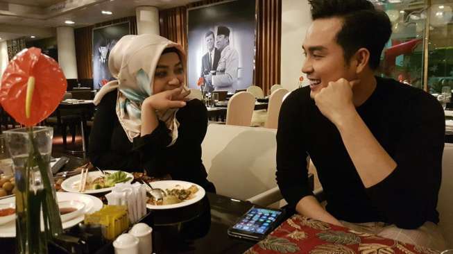 Muzdalifah dengan seorang lelaki yang diduga pacar barunya. [Instagram]