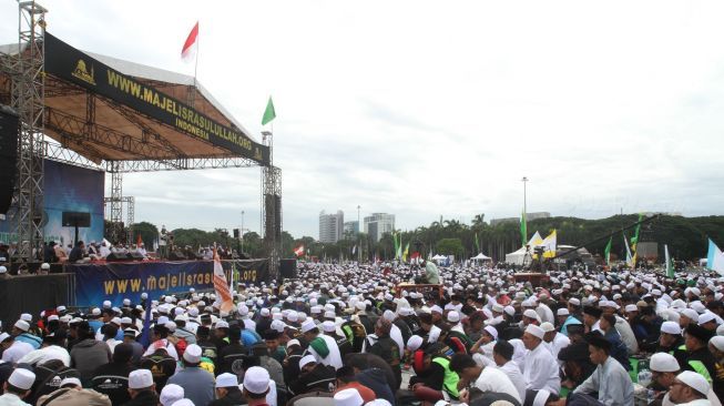 Peringatan Maulid Nabi Muhammad SAW 1439 H/2017 M di kompleks Monumen Nasional (Monas), Jakarta, Jumat (1/12). 