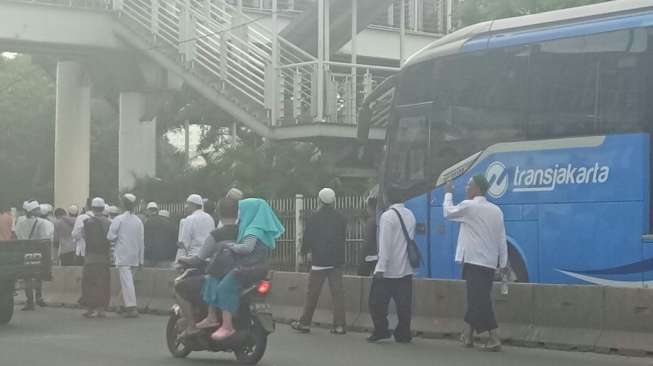 Jalurnya Dipakai Pendemo, TransJakarta Terpaksa Lewat Jalur Umum