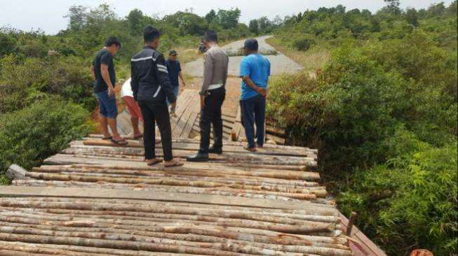 Krak! Jembatan Patah Penyebab Truk ini Terjun Bebas