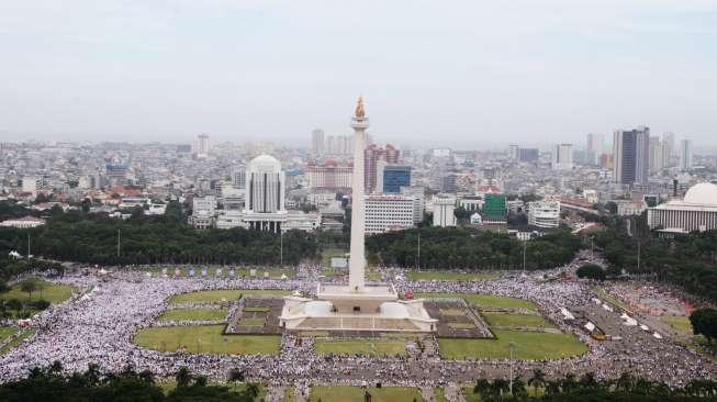 Putihkan Monas, Peserta Reuni 212 Bacakan Selawat dan Kibarkan Bendera