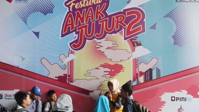 Siswa sekolah dasar mengikuti Festival Anak Jujur di Komisi Pemberantasan Korupsi (KPK), Kuningan, Jakarta, Sabtu, (2/12).