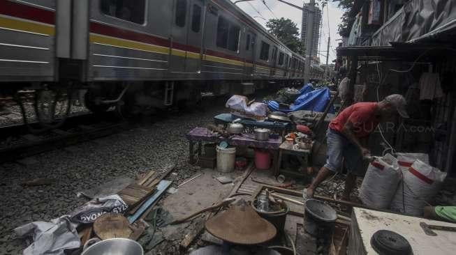 Karena berdiri diatas lahan PT Kereta Api Indonesia (PT KAI). 