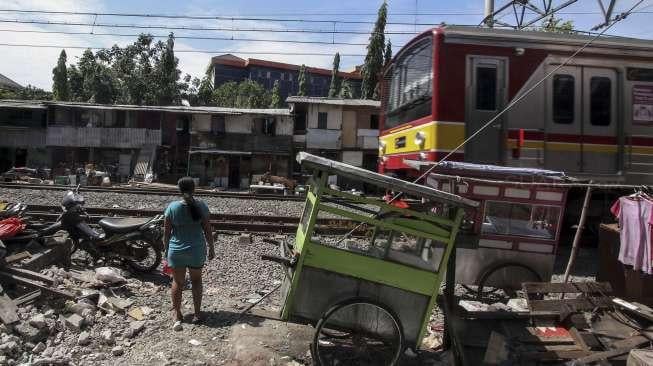 Warga membongkar sendiri bangunan liar yang berdiri di area jalur kereta api di kawasan Bendungan Hilir (Benhil) II, Jakarta, Senin (4/12).