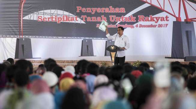 Jokowi Bagikan Sertifikat Tanah, Fadli Zon: Nggak Skalian e-KTP?