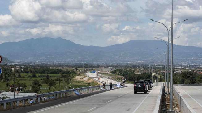 Presiden Joko Widodo meresmikan Jalan Tol Soreang - Pasir Koja (Soroja) di Soreang, Kabupaten Bandung, Jawa Barat, Senin (4/12).