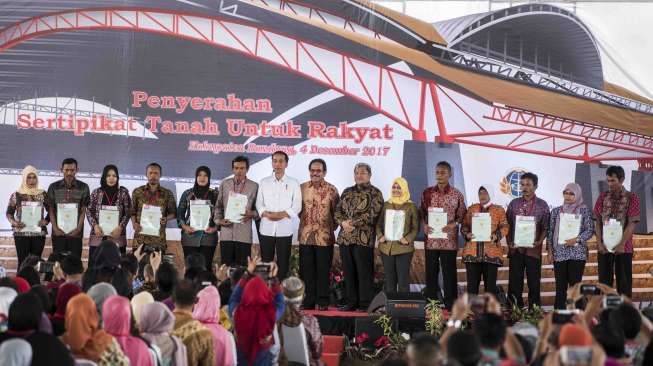 Penyerahan Sertifikat Tanah untuk Rakyat di Soreang, Kabupaten Bandung, Jawa Barat, Senin (4/12).