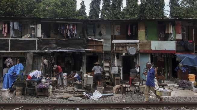 Warga membongkar sendiri bangunan liar yang berdiri di area jalur kereta api di kawasan Bendungan Hilir (Benhil) II, Jakarta, Senin (4/12).