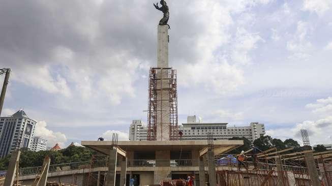 Pekerja menyelesaikan proyek pembangunan revitalisasi Lapangan Banteng, Jakarta, Selasa (5/12).