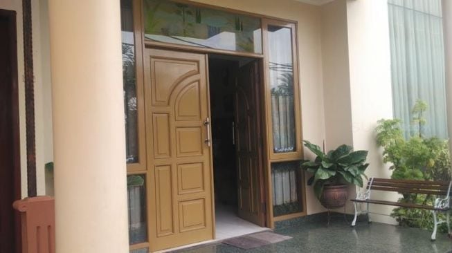 Rumah keluarga Stevanus Villa Kedoya, RT 11, RW 2, nomor F2 di Jalan Adi Karya, Kebon Jeruk, Jakarta Barat, yang disantroni kawanan perampok. [Suara.com/Agung Candy Lesmana]