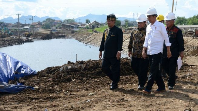 Jokowi Tinjau Infrastruktur Pengendalian Banjir di Bandung