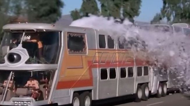 Короткометражка автобус. Чоучилла школьный автобус 1976. Калифорния 1976 похитили автобус. Автобус с реактивным двигателем.