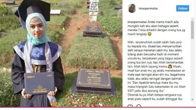 Mahasiswi Cantik Ini Pamer Foto Wisuda di Makam Ibu