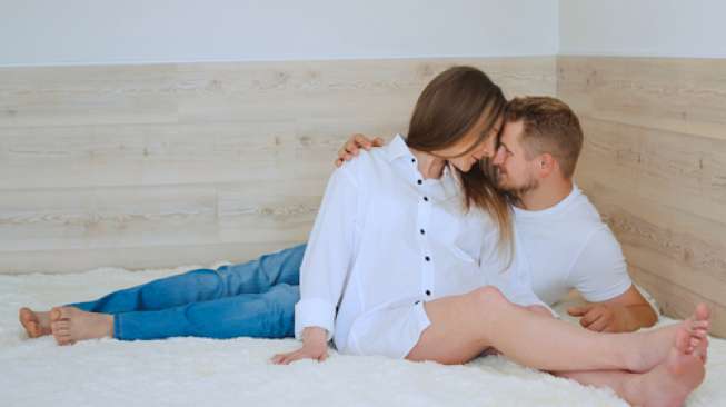 Ilustrasi pasangan bercinta, mesra di tempat tidur. (Shutterstock)