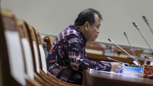 Ketua Mahkamah Konstitusi (MK) Arief Hidayat mengikuti uji kelayakan dan kepatutan calon Ketua MK periode 2018-2022 di Komisi III, gedung Nusantara II, Kompleks Parlemen Senayan, Jakarta, Rabu (6/12).