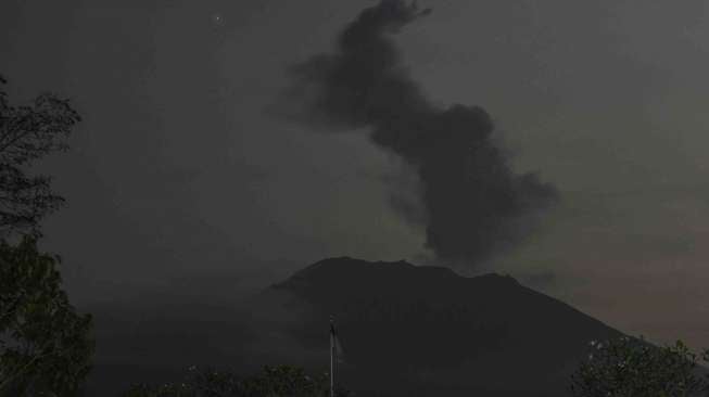 Gunung Agung mengeluarkan asap terlihat dari pos pantau di Rendang, Karangasem, Bali, Selasa (5/12).