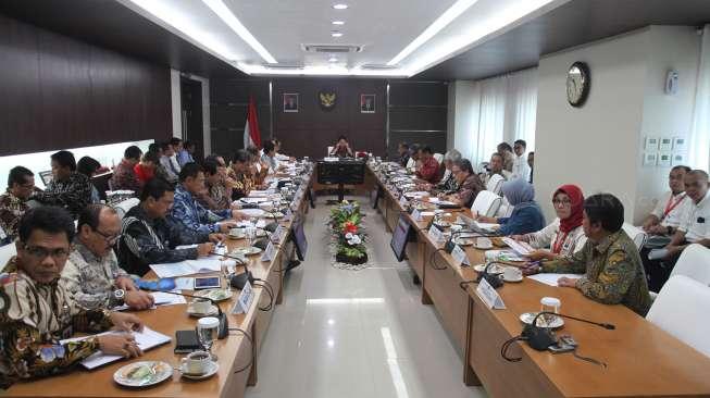 Menko PMK Puan Maharani memimpin rakor tingkat Menteri di Kementrian PMK, Jakarta, Rabu (6/)12).