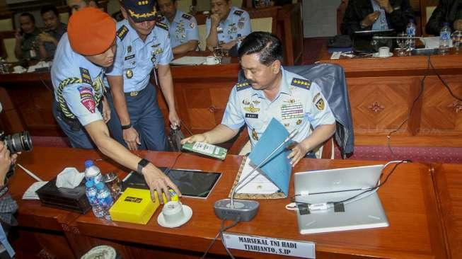 Calon Panglima TNI Marsekal TNI Hadi Tjahjanto menjalani uji kelayakan dan kepatutan calon Panglima TNI di Komisi I, Gedung Nusantara II, Kompleks Parlemen Senayan, Jakarta, Rabu (6/12).