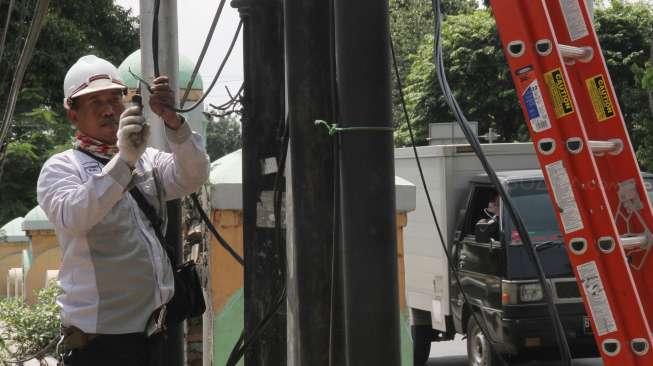 Petugas merapikan kabel di kawasan Gambir, Jakarta, Kamis (7/12).