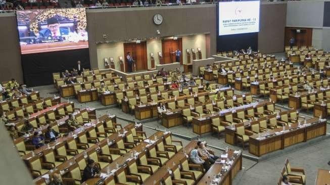 Rapat paripurna ke-13 DPR RI masa sidang 2017-2018 dengan agenda pembacaan nama Panglima TNI baru usulan Presiden Jokowi, yaitu Marsekal Hadi Tjahjanto di Kompleks Parlemen, Senayan, Jakarta, Kamis (7/12).