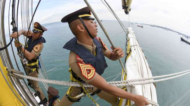 KRI Bima Suci memasuki perairan Batam, Kepulauan Riau, Kamis (7/12).