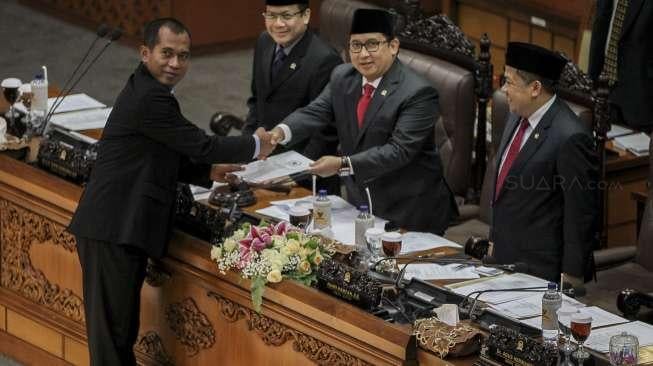 Rapat paripurna ke-13 DPR RI masa sidang 2017-2018 dengan agenda pembacaan nama Panglima TNI baru usulan Presiden Jokowi, yaitu Marsekal Hadi Tjahjanto di Kompleks Parlemen, Senayan, Jakarta, Kamis (7/12).