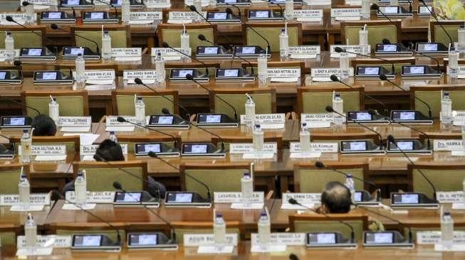 Rapat paripurna ke-13 DPR RI masa sidang 2017-2018 dengan agenda pembacaan nama calon Hakim Mahkamah Konstitusi Arief Hidayat di Kompleks Parlemen, Senayan, Jakarta, Kamis (7/12).