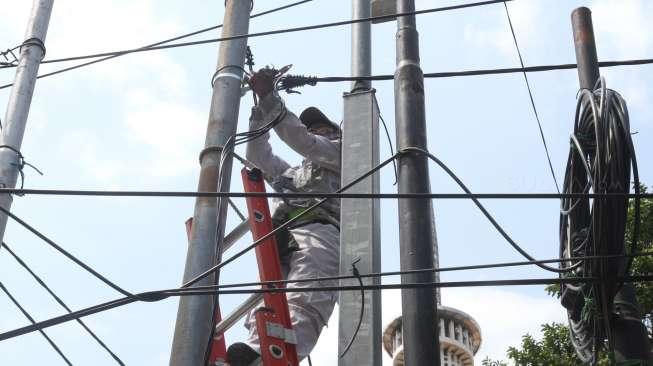 Petugas merapikan kabel di kawasan Gambir, Jakarta, Kamis (7/12).