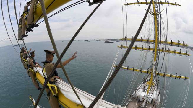 KRI Bima Suci memasuki perairan Batam, Kepulauan Riau, Kamis (7/12).