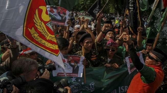 Umat Muslim melakukan aksi damai di depan gedung Kedutaan Amerika Serikat, di Jakarta, Jumat (8/12).