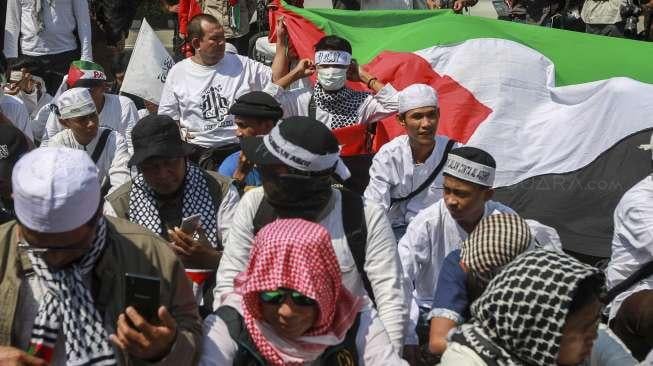 Umat Muslim melakukan aksi damai di depan gedung Kedutaan Amerika Serikat, di Jakarta, Jumat (8/12).