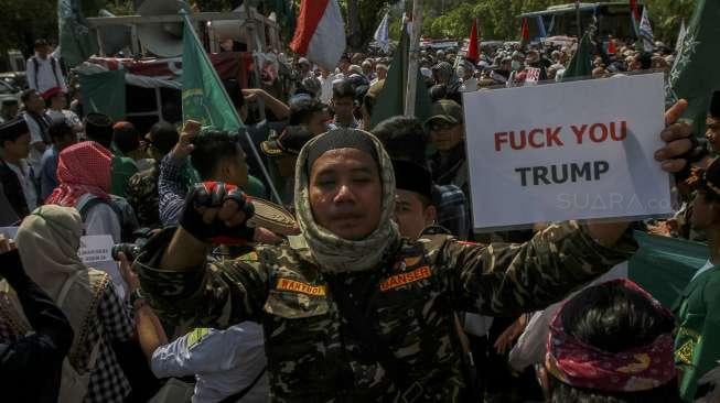 Umat Muslim melakukan aksi damai di depan gedung Kedutaan Amerika Serikat, di Jakarta, Jumat (8/12).