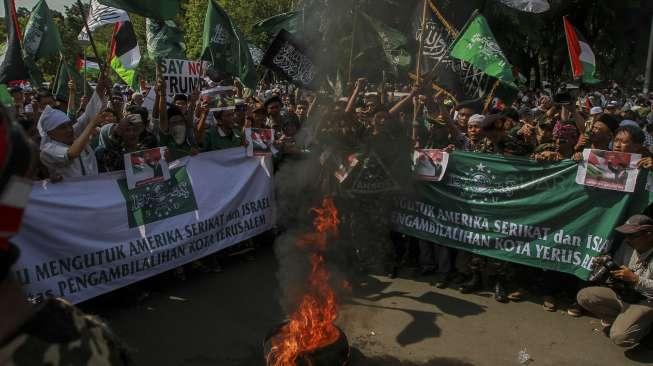 Umat Muslim melakukan aksi damai di depan gedung Kedutaan Amerika Serikat, di Jakarta, Jumat (8/12).