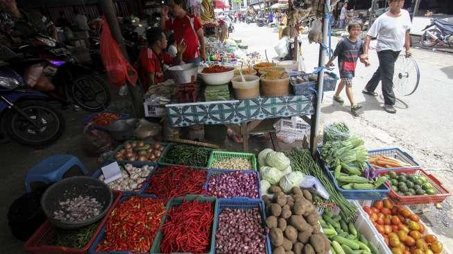 Pedagang bahan pokok di Pasar Kebayoran Lama, Jakarta, Jumat (8/12).