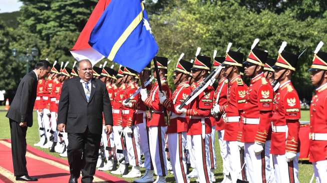 Presiden Joko Widodo didampingi Ibu Negara Iriana Joko Widodo menyambut Presiden Nauru Baron Waqa berserta istri, di Istana Kepresidenan Bogor, Jawa Barat, Jumat (8/12).