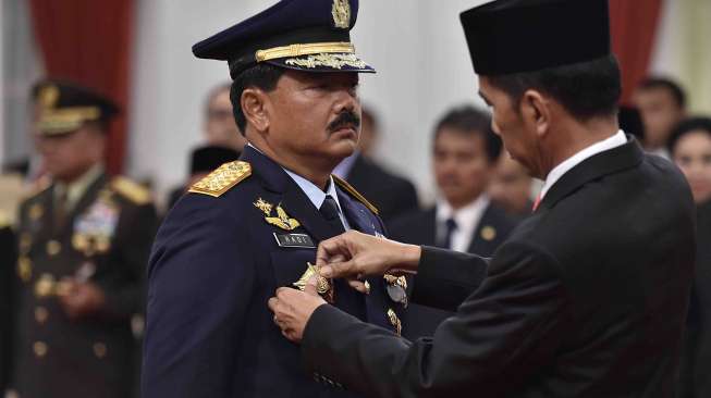 Presiden Joko Widodo melantik Panglima TNI Marsekal TNI Hadi Tjahjanto di Istana Negara, Jakarta, Jumat (8/12).
