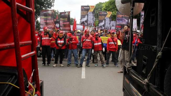 Ratusan Buruh melakukan aksi long march menuju Istana Negara, Jakarta, Sabtu (9/12).