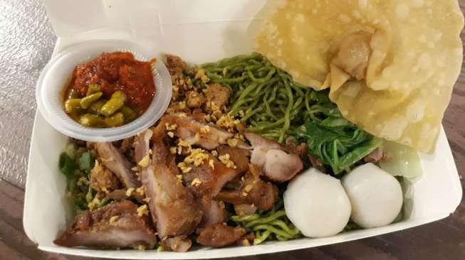 Mie hijau yang berasal dari sayuran ini merupakan salah satu hidangan lezat yang ada di Festival Bakmi 'Tirta Lie Festival' di Mall of Indonesia (MOI) Jakarta Utara, yang digelar 8-17 Desember 2017. (Suara.com/Dinda Rachmawati)