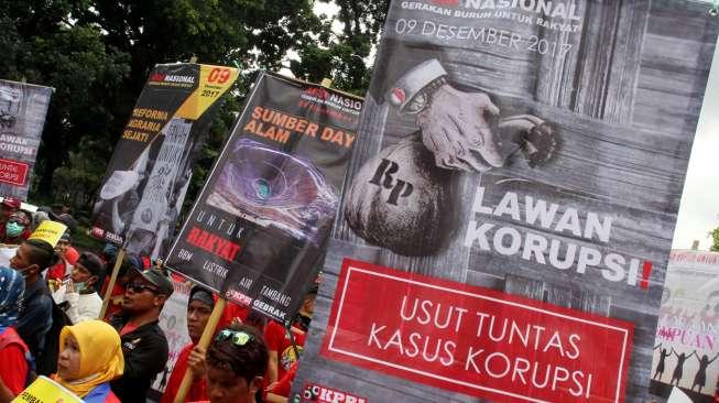 Ratusan Buruh melakukan aksi long march menuju Istana Negara, Jakarta, Sabtu (9/12).