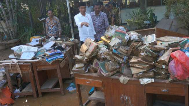 Di Depan Ratusan Santri, Jokowi Dibacakan Puisi "Khalifah Kami"