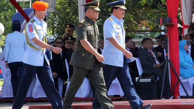 Jenderal TNI Gatot Nurmantyo dan Marsekal TNI Hadi Tjahjanto mengikuti upacara serah terima jabatan Panglima TNI di Mabes TNI Cilangkap, Sabtu (9/12).