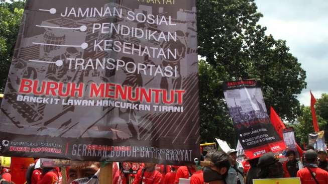 Ratusan Buruh melakukan aksi long march menuju Istana Negara, Jakarta, Sabtu (9/12).