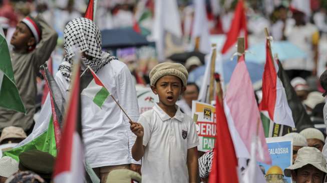 Massa dari PKS se-Jabodetabek menggelar aksi bela Palestina di depan Kedubes Amerika Serikat, Jalan Merdeka Selatan, Jakarta, Minggu (10/12/2017) [Suara.com/Kurniawan Mas'ud]