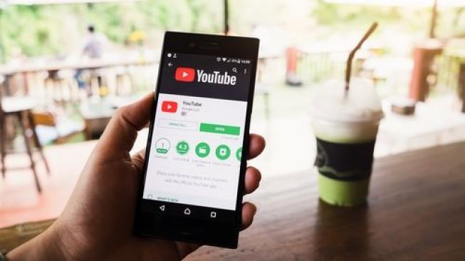 Nonton YouTube melalui telepon pintar. [shutterstock]