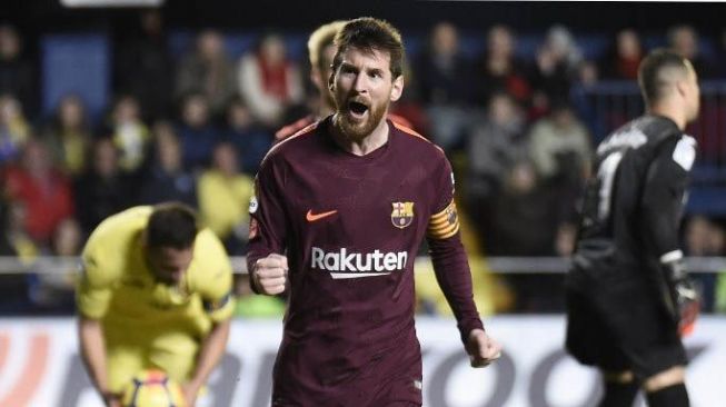 Bintang Barcelona Lionel Messi merayakan golnya ke gawang Villarreal di La Ceramica stadium. JOSE JORDAN / AFP