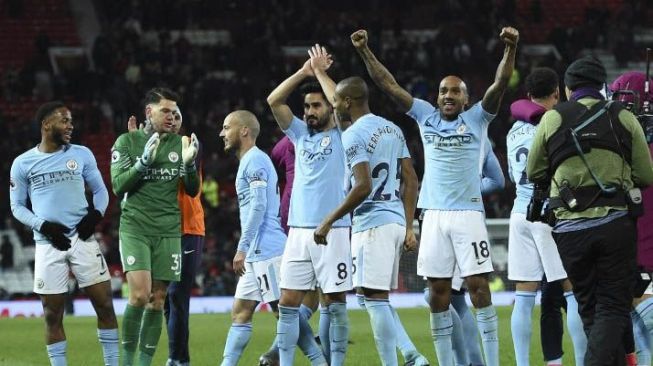 Para pemain Manchester City merayakan kemenangan atas Manchester United 2-1 di Old Trafford. Oli SCARFF / AFP