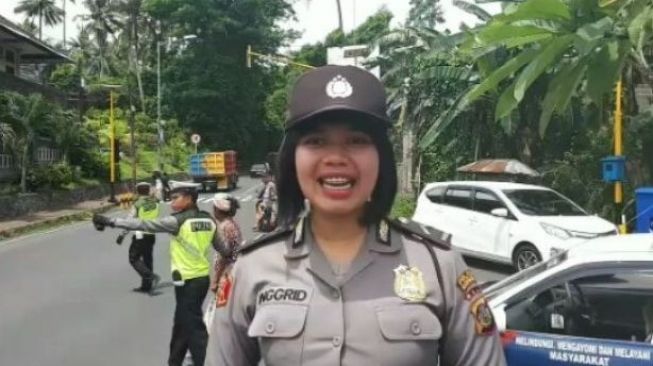 Polwan Jadi Presenter untuk "Update" Situasi Gunung Agung