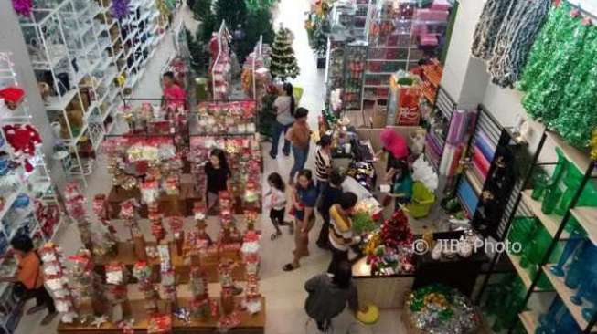 Toko Suvenir di Nonongan Solo Kebanjiran Pesanan Aksesori Natal