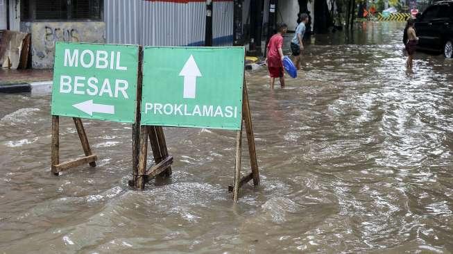 Jakarta Diprediksi Hujan Lebat Hari Ini, Begini Reaksi Anies