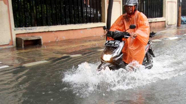 Sejumlah kendaraan menerobos banjir di kawasan Jalan Jaksa, Jakarta, Selasa (12/12).